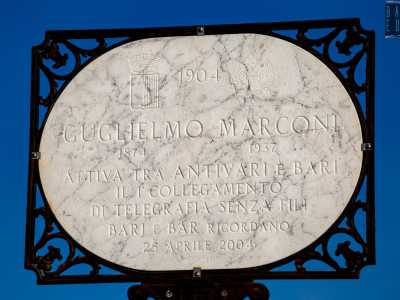 Non da un santo, ma da un importantissimo scienziato, prende invece l�appellativo il quartiere Marconi. Sul lungomare Starita si staglia infatti una targa che ricorda come da quest�area Guglielmo Marconi comp� la prima trasmissione radio attraverso l�Adriatico, collegando Bari con la dirimpettaia Bar, citt� del Montenegro